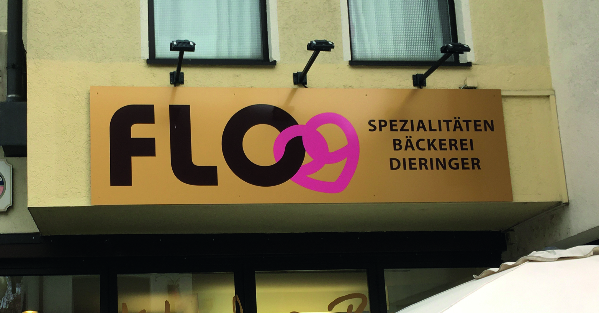 Referenz: Beleuchtetes Schild Bäckerei FLO