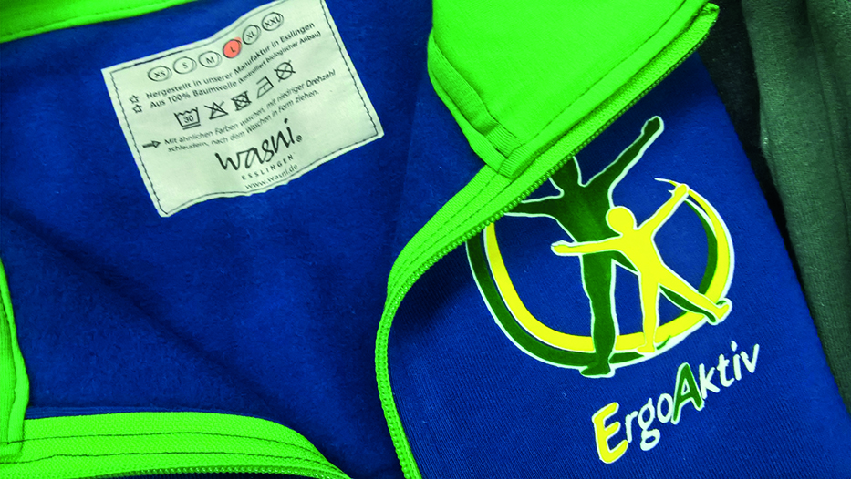 Referenz: Sweatjacken von wasni veredelt mit Flockfolie für die Ergopraxis ErgoAktiv in Aichwald.