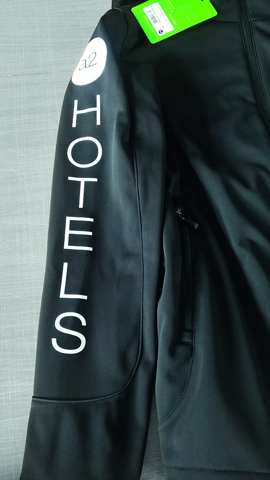 Referenz: Softshelljacken von Hakro bedruckt mit weißer Textilfolie für die a2 Hotels.